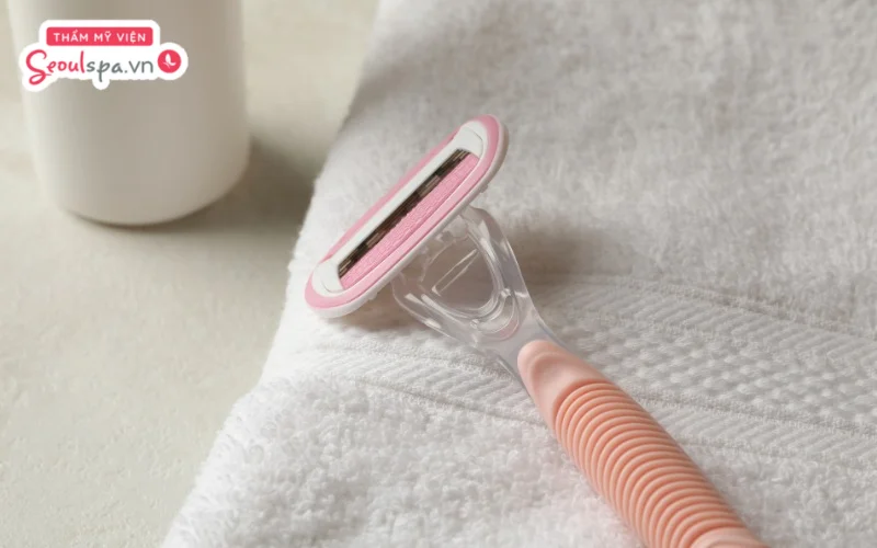 Thực hiện cạo nhẹ nhàng lông mu trước khi triệt lông vùng kín là bước giúp ánh sáng dễ dàng đi sâu vào nang lông