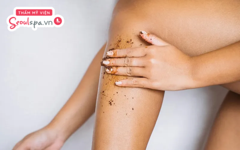Không tẩy tế bào chết và vệ sinh da sạch sẽ trước khi triệt lông là nguyên nhân khiến lỗ chân lông dễ bị viêm nhiễm