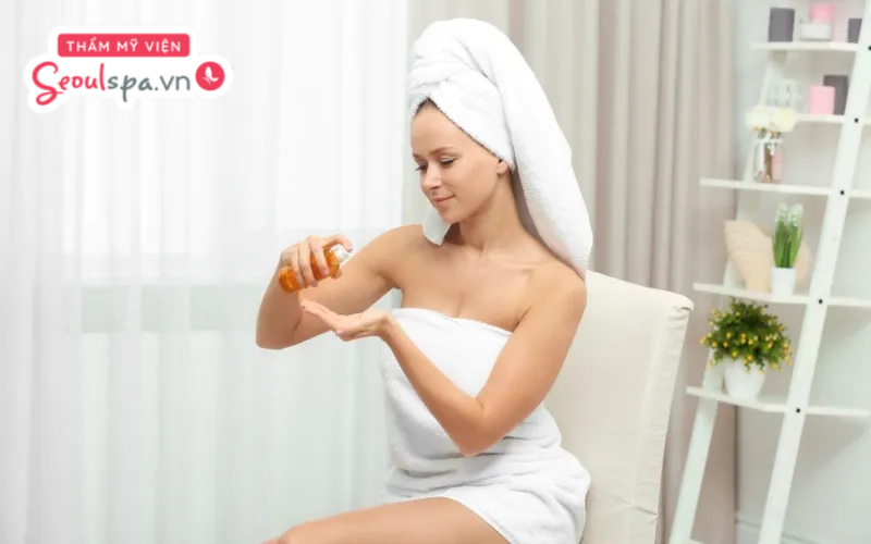Thoa kem dưỡng ẩm cũng như bôi kem chống nắng đầy đủ là bước bảo vệ da toàn diện khỏi tác động tiêu cực từ mặt trời