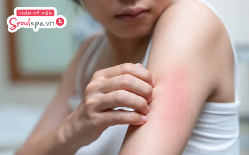 Không thực hiện gãi hoặc tác động mạnh lên bề mặt da sau khi triệt lông để ngăn ngừa nguy cơ da bị tổn thương