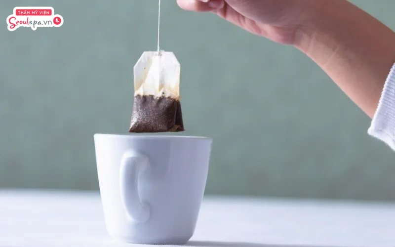 Chườm túi trà lên bề mặt da vùng kín sau triệt lông là cách giảm ngứa và dịu cảm giác nóng rát trên da sau triệt lông