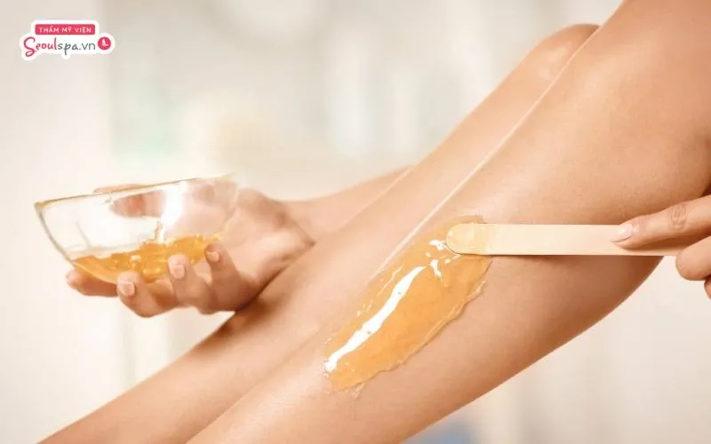 Sử dụng sáp wax lông là cách loại bỏ lông tận gốc và giúp lông mọc lại chậm hơn, mỏng hơn sau mỗi lần thực hiện
