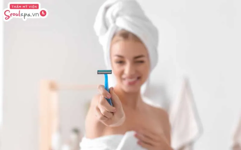 Sử dụng dao cạo là cách loại bỏ lông lưng nhanh chóng, tiện lợi và giúp tiết kiệm chi phí tối ưu tại nhà