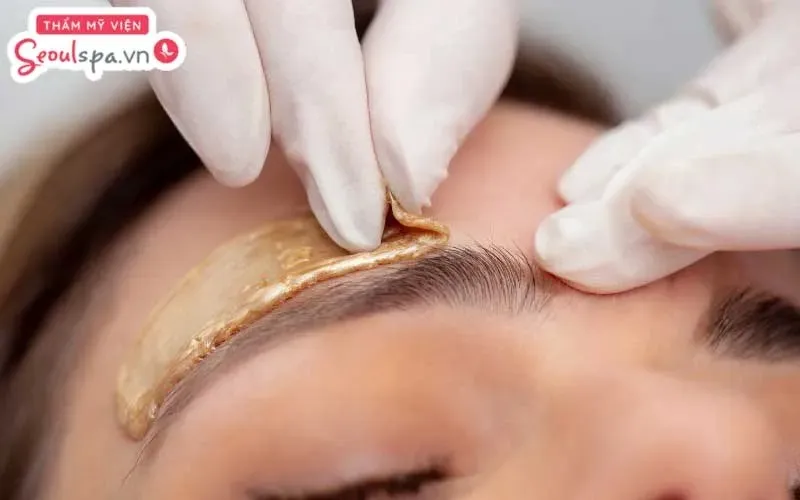 Waxing là cách loại bỏ sợi lông chân mày mọc rậm rạp và mọc không đều một cách nhanh chóng và hiệu quả