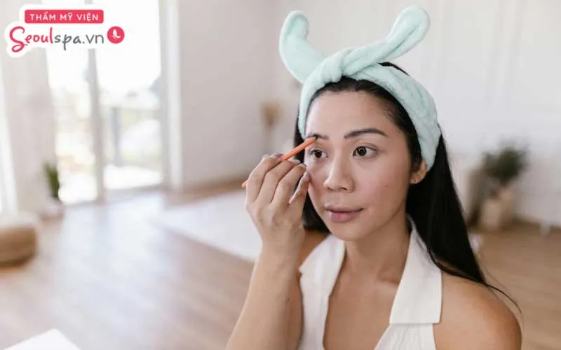 Việc triệt chân mày thừa sẽ giúp quá trình kẻ chân mày trở nên dễ dàng và đơn giản hơn