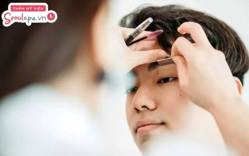 Tỉa lông mày bằng dao cạo là cách tỉa gọn một phần lông mày mọc rậm rạp và lệch khuôn chỉ trong vài phút