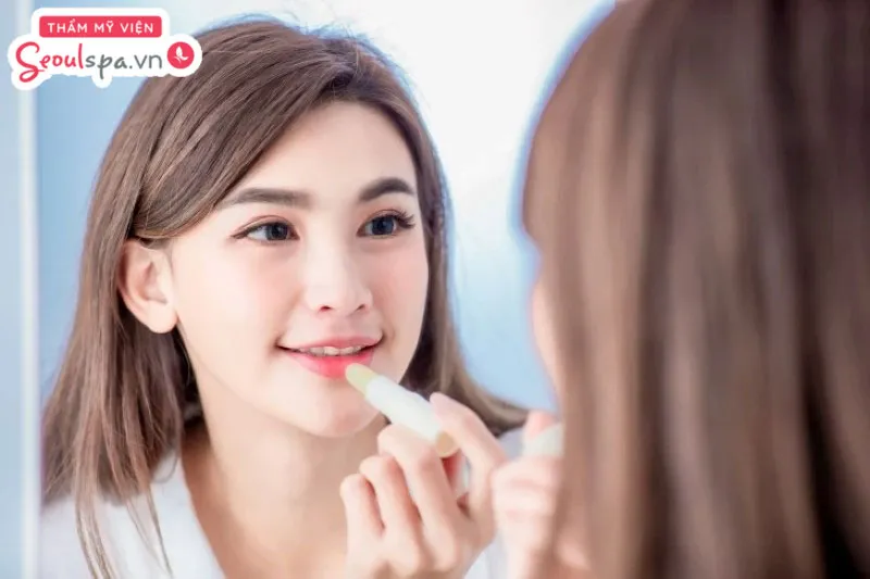 Thực hiện chăm sóc và dưỡng môi trước khi phun xăm là cách giúp môi lên màu mướt mịn và bền đẹp