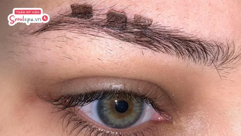 Phun mày sẽ bắt đầu bong sau khoảng 3 - 5 ngày kể từ thời điểm phun và bắt đầu lên màu sau đó