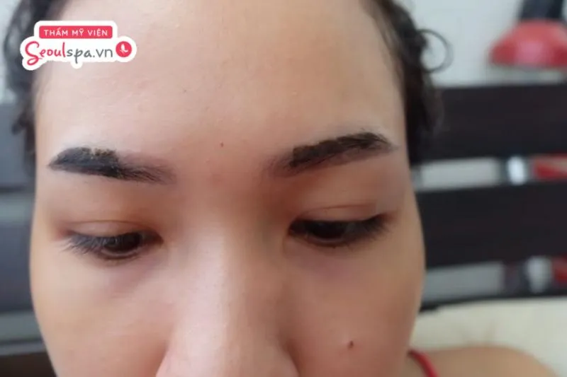 Trong giai đoạn chân mày bong tróc, bạn tuyệt đối cần tránh cạy gỡ lớp bong chân mày để tránh nguy cơ mất sợi mực chân mày