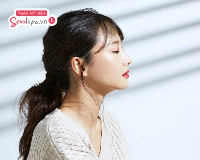 Tránh để chân mày tiếp xúc trực tiếp với ánh nắng mặt trời vì dễ gia tăng nguy cơ viêm nhiễm và phai màu mực xăm