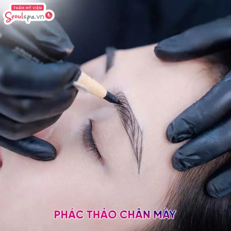 Chuyên viên sẽ thực hiện phác thảo dáng chân mày để đảm bảo tỷ lệ cân đối với tổng thể khuôn mặt trước khi thực hiện