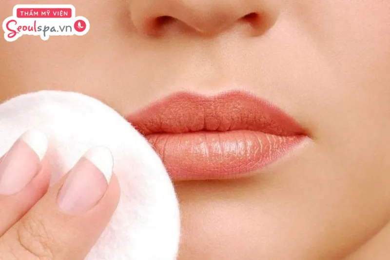 Thực hiện vệ sinh và chăm sóc môi đúng cách giúp ngăn ngừa nguy cơ môi viêm nhiễm và hình thành mụn trắng