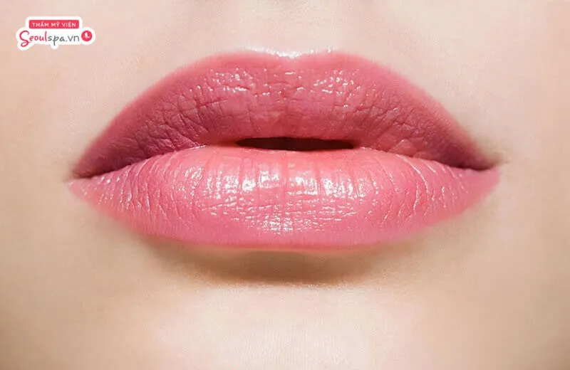 Người có nền môi sáng, nhạt màu có thể thực hiện phun xăm môi màu hồng cánh sen để đạt hiệu quả lên màu chuẩn nhất