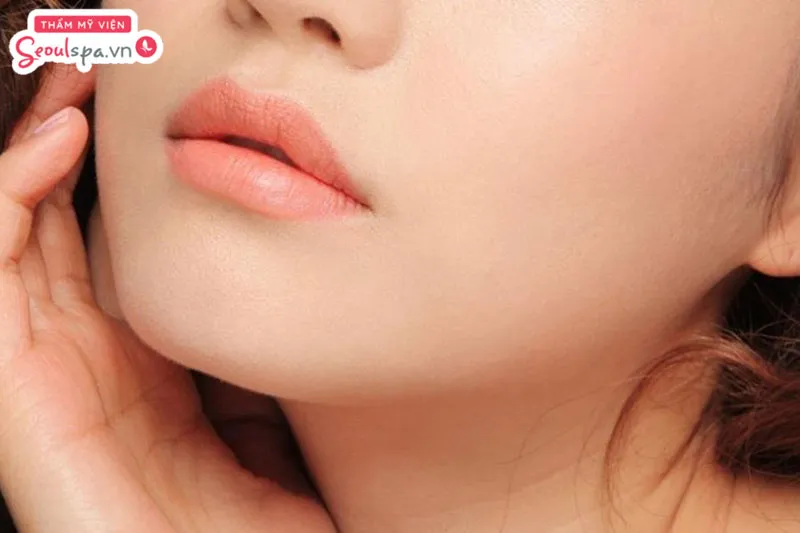 Phun môi ở tuổi 40 không chỉ giúp cải thiện tính thẩm mỹ và sức sống cho khuôn mặt mà còn giúp chị em tự tin hơn về vẻ ngoài