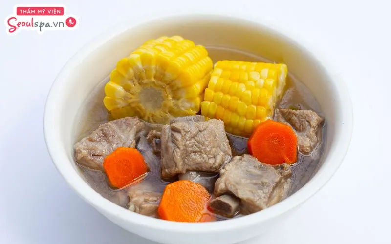 Canh bắp hầm xương là món ăn thanh đạm, giàu dinh dưỡng giúp thúc đẩy tế bào môi nhanh hồi phục sau phun xăm