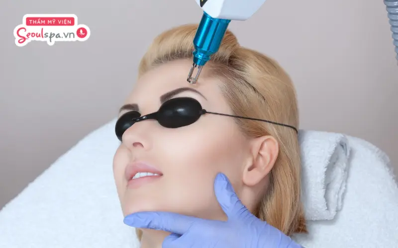 Xóa xăm lông mày có hết hoàn toàn không còn tùy thuộc vào nhiều yếu tố liên quan đến tuổi thọ và độ sâu mực xăm trên da