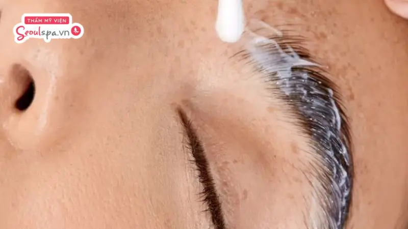 Thoa kem dưỡng ẩm chuyên dụng cho chân mày sau khi xóa xăm giúp đẩy nhanh quá trình vết thương hở phục hồi