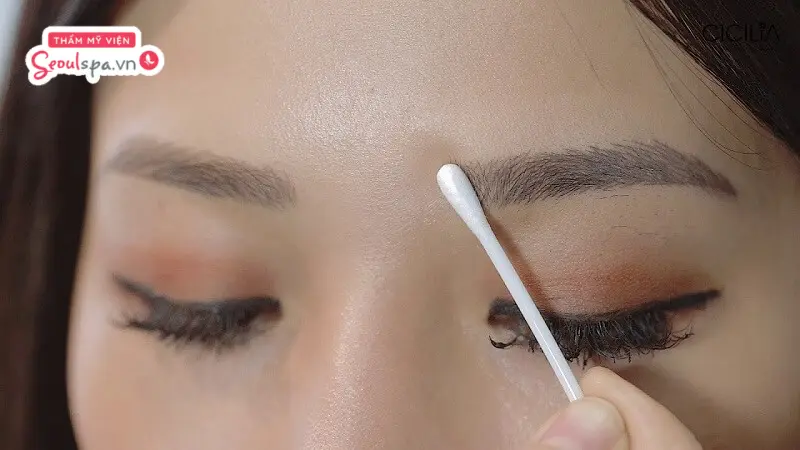 Vệ sinh chân mày sau khi xóa xăm sạch sẽ với nước muối sinh lý là cách giúp ngăn ngừa nguy cơ viêm nhiễm sau khi thực hiện