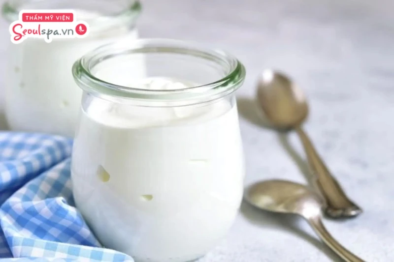 Thực hiện cách làm vùng nách hết sần sùi với sữa chua không chỉ giúp làm mềm lớp sừng mà còn ngăn ngừa nguy cơ viêm nhiễm