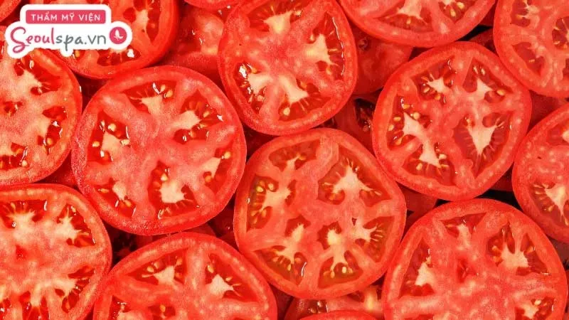 Chà lát cà chua chín lên bề mặt lông cần triệt 2 – 3 lần mỗi tuần để lông dần rụng và mỏng dần theo thời gian