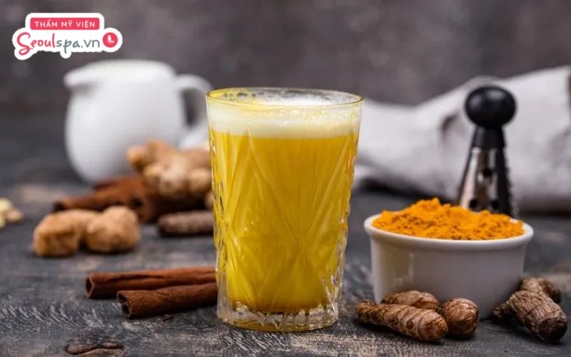 Thực hiện cách triệt lông chân tại nhà cho nữ bằng bột nghệ và sữa tươi không chỉ giúp làm mềm da mà còn kháng khuẩn hiệu quả