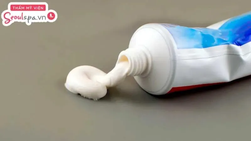 Thoa kem đánh răng với bột baking soda lên vùng da cần tẩy lông sẽ giúp lông dễ rụng và mỏng dần