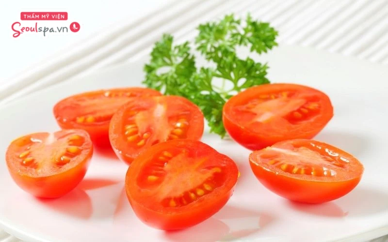 Chà nhẹ cà chua lên bề mặt da theo chiều lông mọc có thể giúp làm mềm lớp sừng và giúp nang lông dần suy yếu