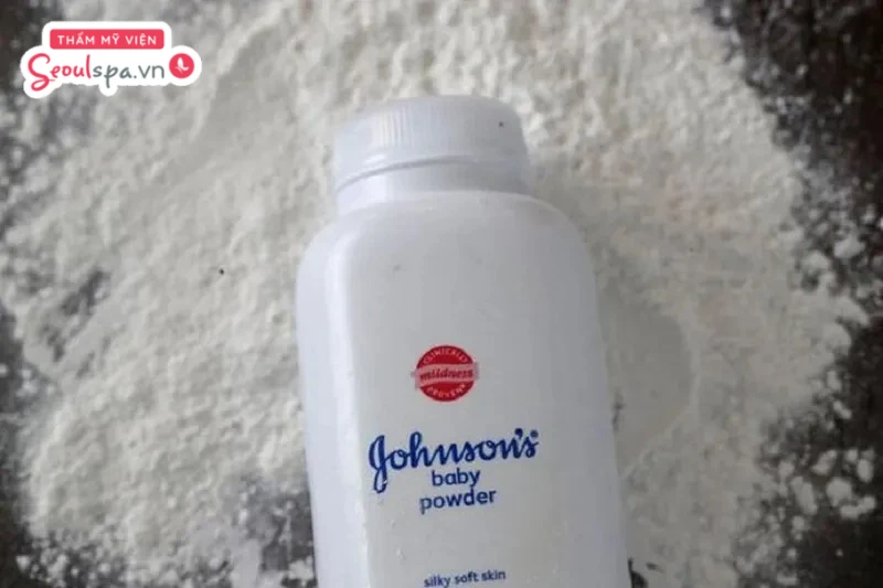 Sử dụng phấn rôm đúng cách có thể giúp quá trình cạo lông mặt diễn ra nhẹ nhàng và giảm thiểu tối đa lực ma sát trên da