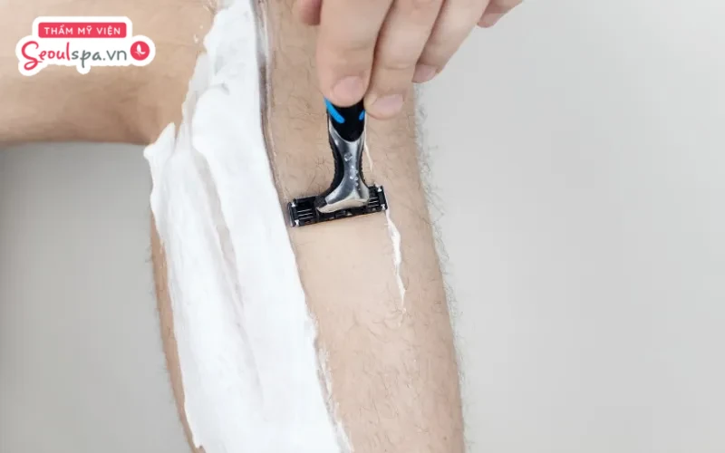 Thực hiện cạo lông chân tại nhà đúng cách giúp ngăn ngừa tối đa nguy cơ trầy xước và viêm nhiễm