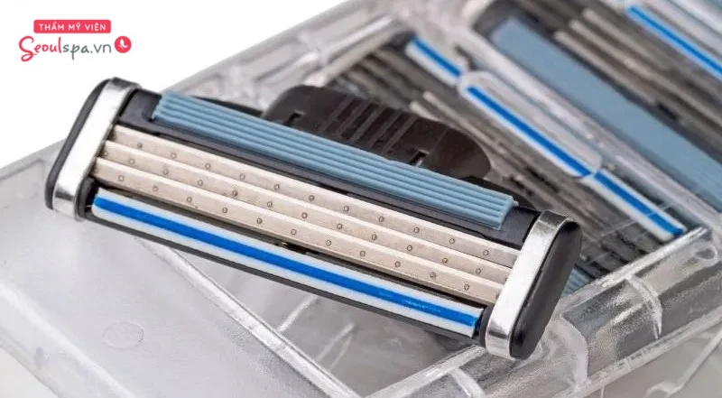 Sử dụng dao cạo nhiều lưỡi chuyên dụng để đạt được hiệu quả loại bỏ lông trơn tru, triệt để và nhanh chóng nhất