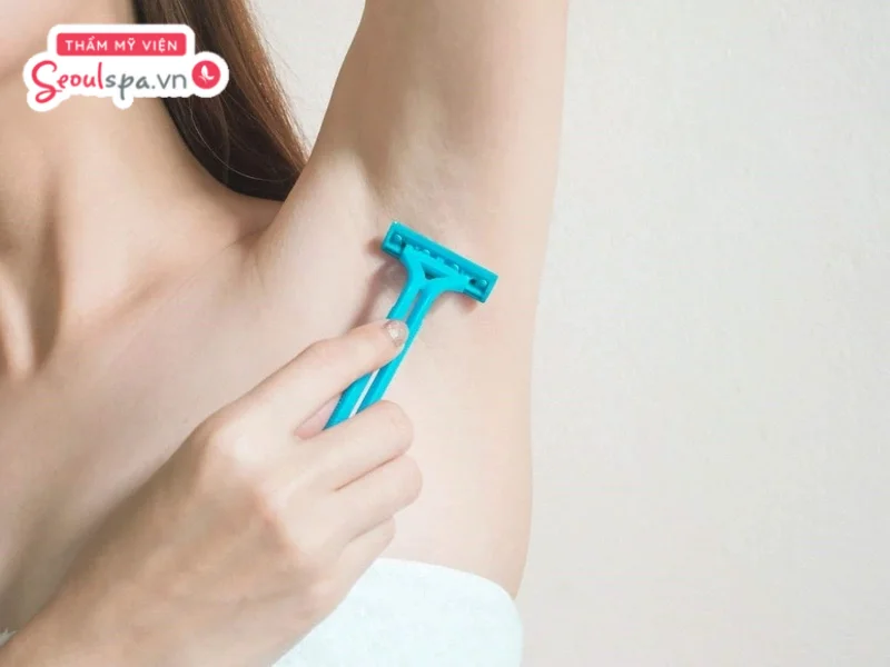 Không nên cạo lông nách ở tuổi dậy thì vì dễ khiến vùng da dưới cánh tay sần sùi và gia tăng nguy cơ hôi nách