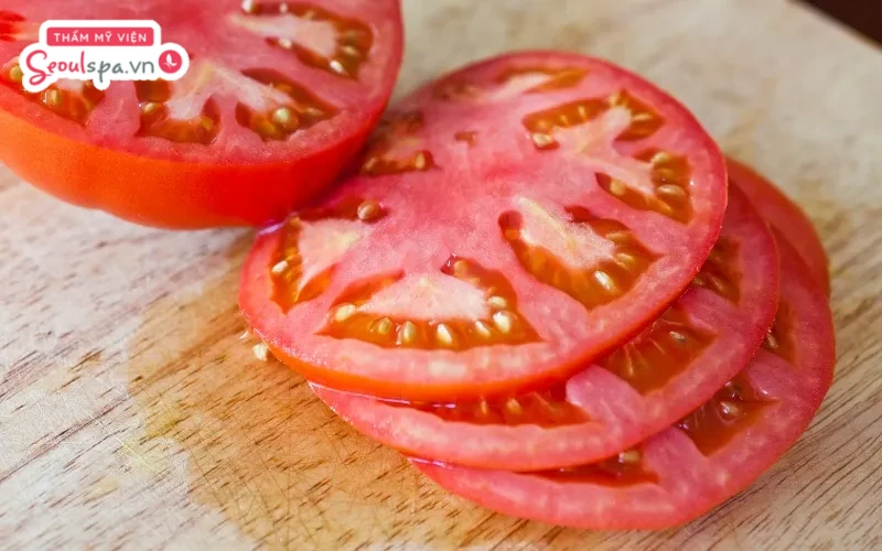 Chà mạnh lát cà chua lên bề mặt da cần loại bỏ lông là cách làm mềm và giúp lông tự rụng hiệu quả