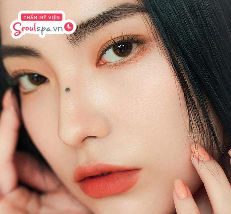 Mắt phượng hoàng đỏ được biết đến là dáng mắt dài, hẹp sắc sảo thể hiện uy lực như đôi mắt của chim phượng