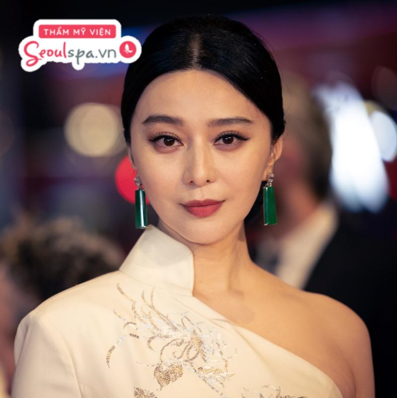 Mắt phượng hoàng gáy thường có đuôi mắt nhếch lên cao hơn bình thường giúp toát lên vẻ đẹp vô cùng kiêu hãnh