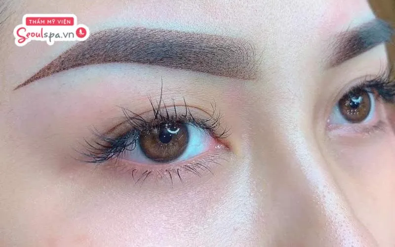 Phun mày tán bột là kỹ thuật sử dụng bột màu siêu mịn để định hình dáng chân mày mềm mại hơn