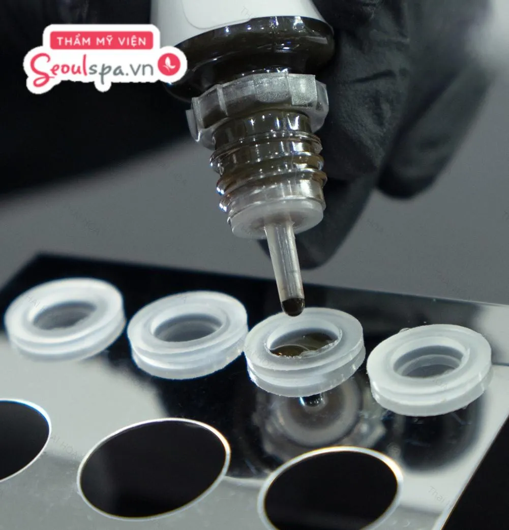 Pha màu mực xăm chân mày không đúng tỷ lệ có thể là nguyên nhân khiến mực xăm lên màu dễ bị lệch tone sau một thời gian