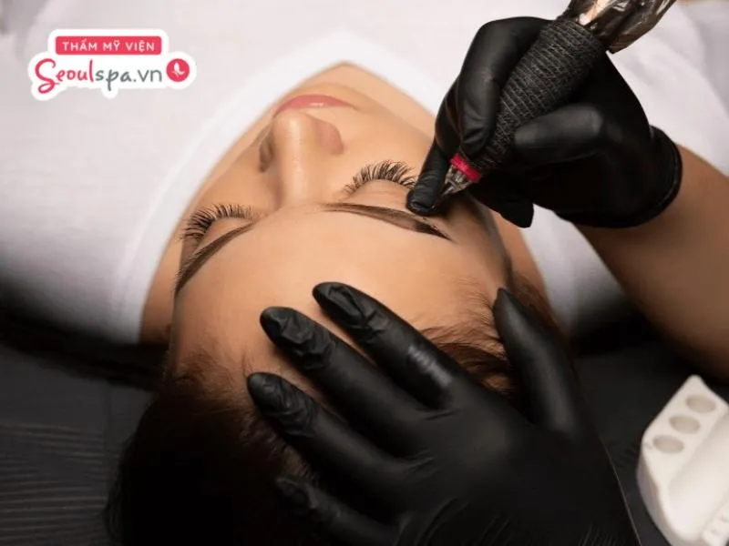 Thực hiện phun xăm đè với tone màu phù hợp như xanh rêu, xanh oliu hoặc nâu lạnh là cách giúp trung hòa sắc tố trên chân mày