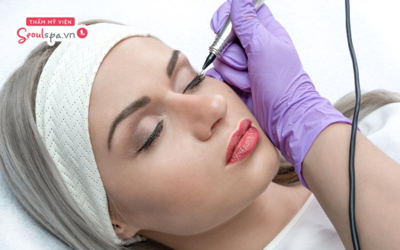 Thời gian phun mí mắt bao lâu thì bong dao động từ 5 - 7 ngày tùy theo cơ địa của từng người