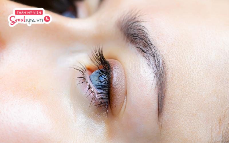 Cơ địa phục hồi nhanh hay chậm là yếu tố ảnh hưởng trực tiếp đến thời gian phun mí mắt trên bao lâu thì bong