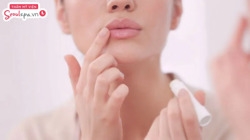 Thoa son dưỡng môi đầy đủ là cách cấp ẩm cho môi quan trọng để ngăn ngừa nguy cơ môi khô và lên màu không đều sau phun