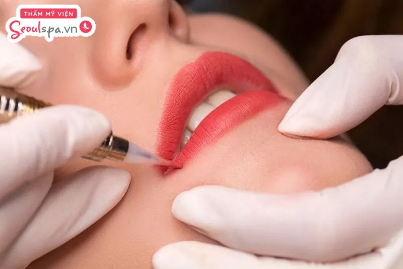 Việc dặm lại môi nhiều lần có thể xuất phát từ nhiều nguyên nhân khác nhau liên quan đến cơ địa, tay nghề, mực xăm
