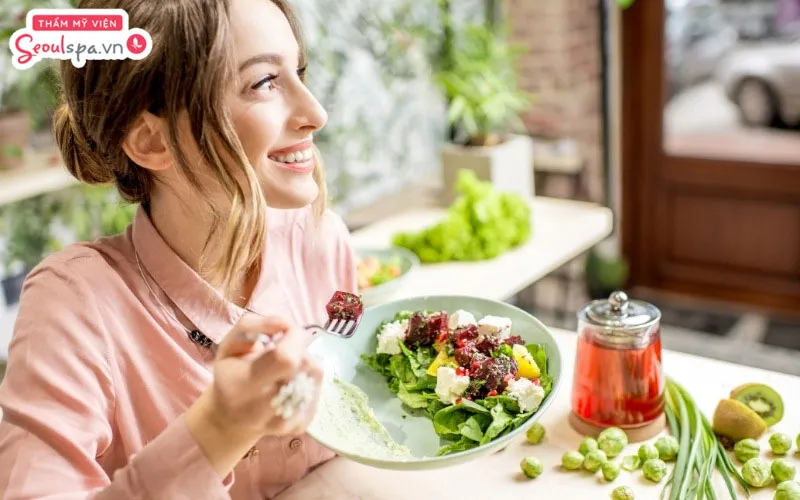 Chế độ ăn uống đầy đủ rau xanh, trái cây có thể khiến môi nhanh phục hồi và rút ngắn thời gian lên màu