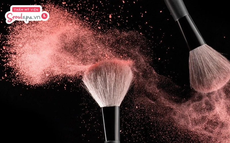 Tránh trang điểm và để da mặt tiếp xúc với hóa chất từ mỹ phẩm vì dễ khiến lỗ chân lông bít tắc và gia tăng nguy cơ kích ứng