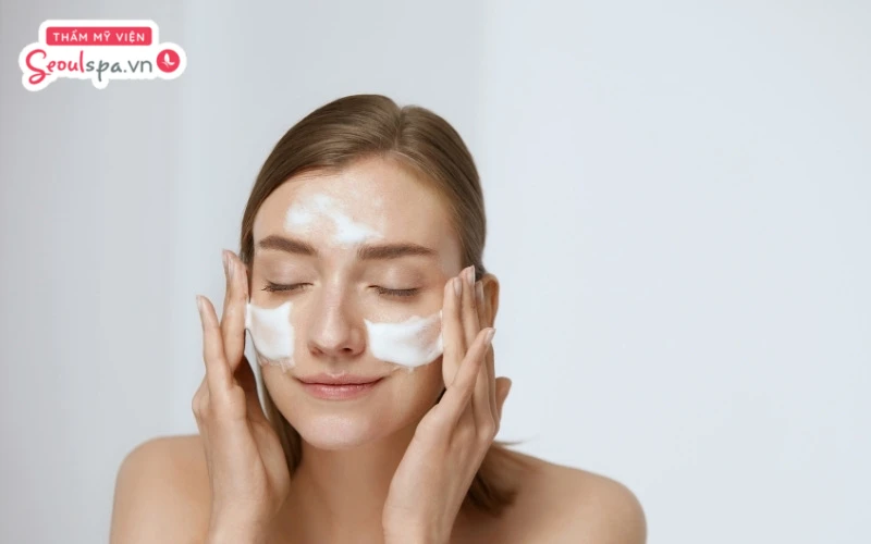 Thực hiện chăm sóc da mặt cẩn thận và tránh để da mặt tiếp xúc với sản phẩm chứa cồn, hương liệu là cách bảo vệ da hiệu quả