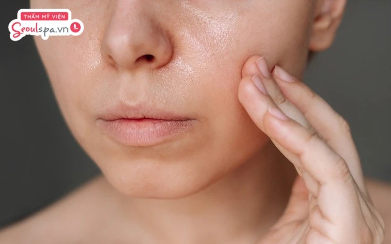 Tránh chạm tay hoặc chà xát mạnh lên bề mặt da sau khi triệt lông vì dễ tiềm ẩn nhiều nguy cơ viêm nhiễm