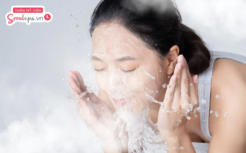 Không nên rửa mặt bằng nước ấm vì dễ tiềm ẩn nguy cơ mất nước và khiến da bong tróc, khô rát