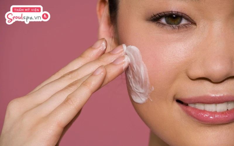 Lựa chọn  kem dưỡng ẩm có chứa thành phần cấp ẩm và phục hồi để da mềm mịn hơn sau khi triệt lông