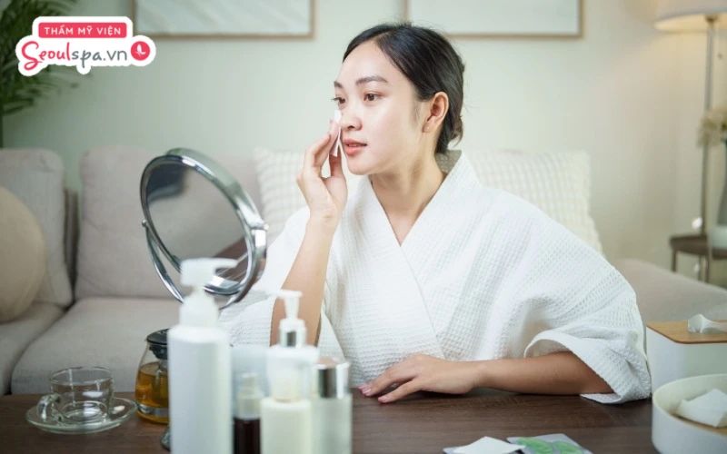 Sử dụng toner được chiết xuất từ trà xanh, cúc la mã hoặc cây phỉ để đạt hiệu quả se khít lỗ chân lông tối ưu