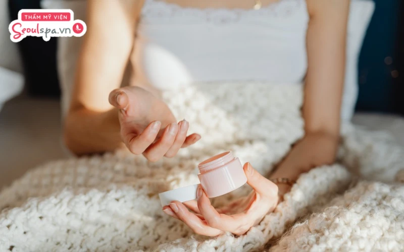 Lựa chọn kem dưỡng có chứa thành phần phù hợp là lưu ý quan trọng về cách chăm sóc da sau triệt lông