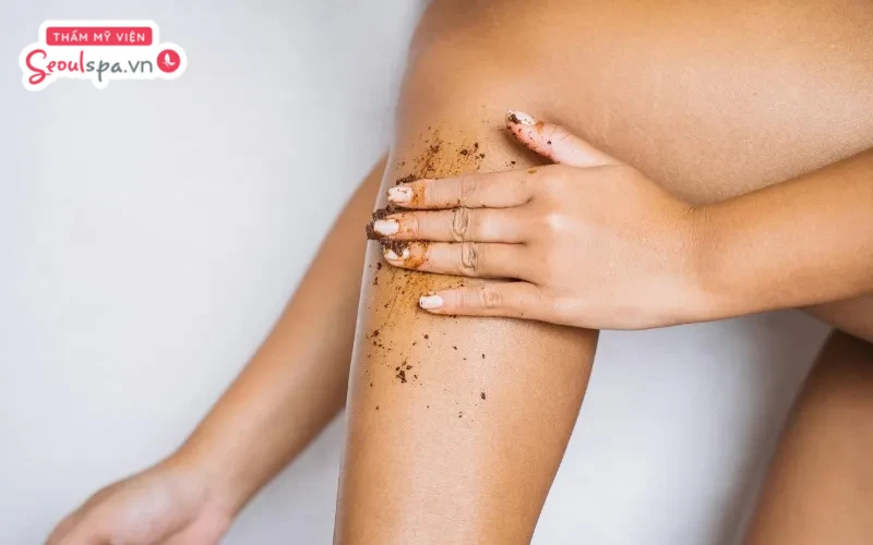 Không tẩy tế bào chết và vệ sinh da sạch sẽ trước khi triệt lông là nguyên nhân khiến lỗ chân lông dễ bị viêm nhiễm